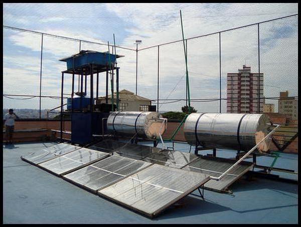 Coletores solares alinhados no telhado