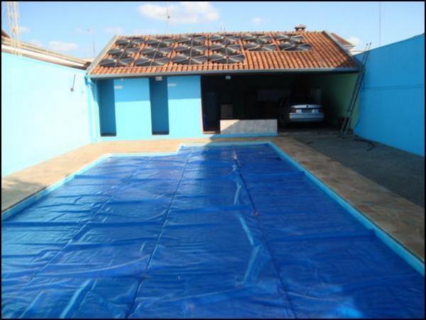 Placas solares e reservatório térmico instalados