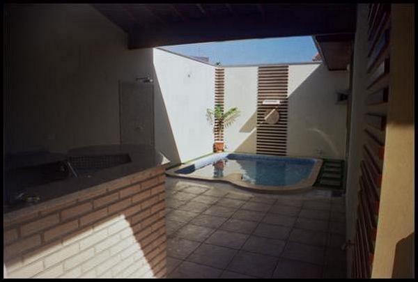 Coletores solares em telhado metálico